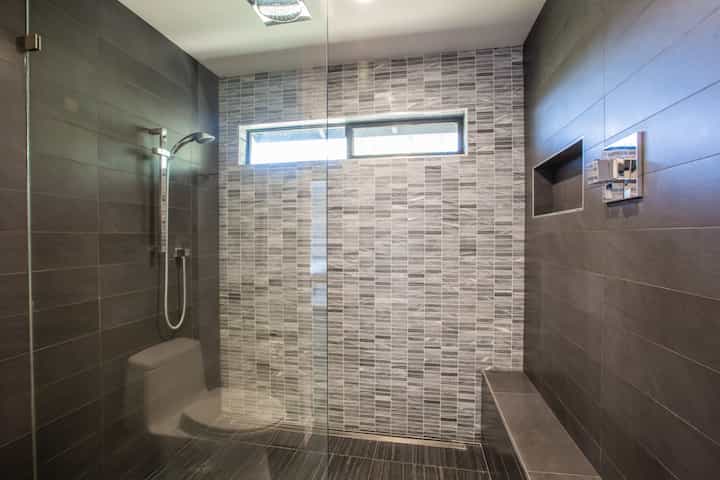 Master bathroom remodeling gives Ocala, Florida homeowners marble tile